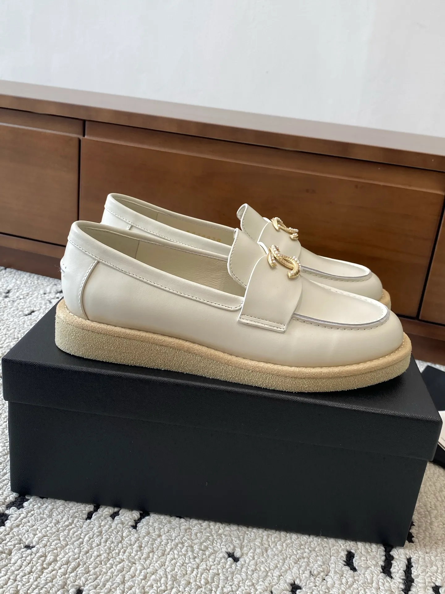 👟👟Ex-factory price 620👟👟High-end notebook 🍀2025 autumn and winter new Chanel Chanel entrance hardware buckle, Loaf loafers, can be worn all year round. No matter when you wear it, it is very high-end and durable. Go shopping and attract attention on the street! Easily travel between commuting and leisure occasions, and become a carefree fashionable and elegant woman ~ Upper: cowhide/cow nubuck leather/open edge beads Inner: lambskin Sole: Italian raw rubber outsole leather strip Code number: 35-39 (40/41 customized, non-refundable and non-exchangeable 👉 Buy now👉 Buy now👉 Buy now👉